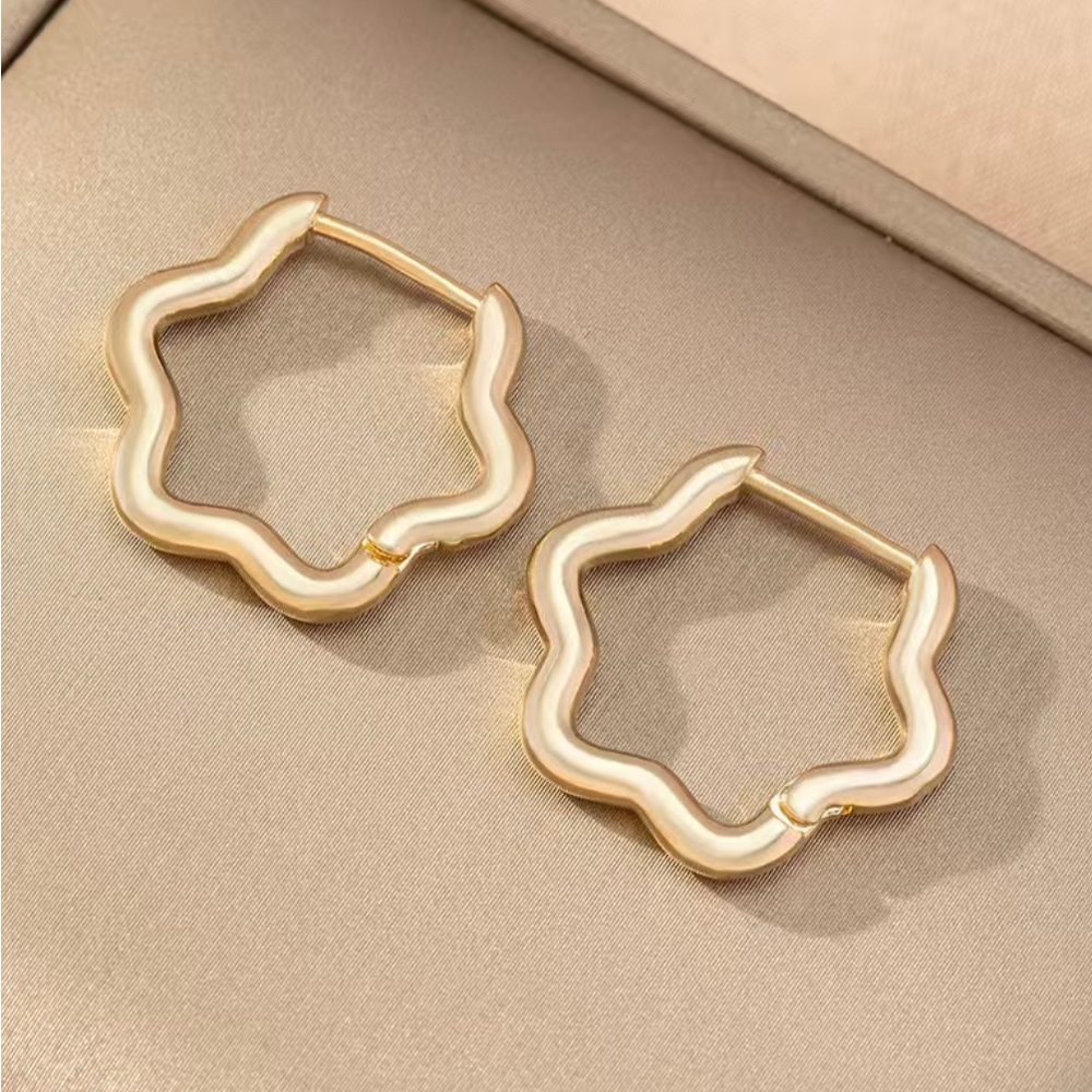 Gold huggie wavy earrings โจ - Picture 4 of 5